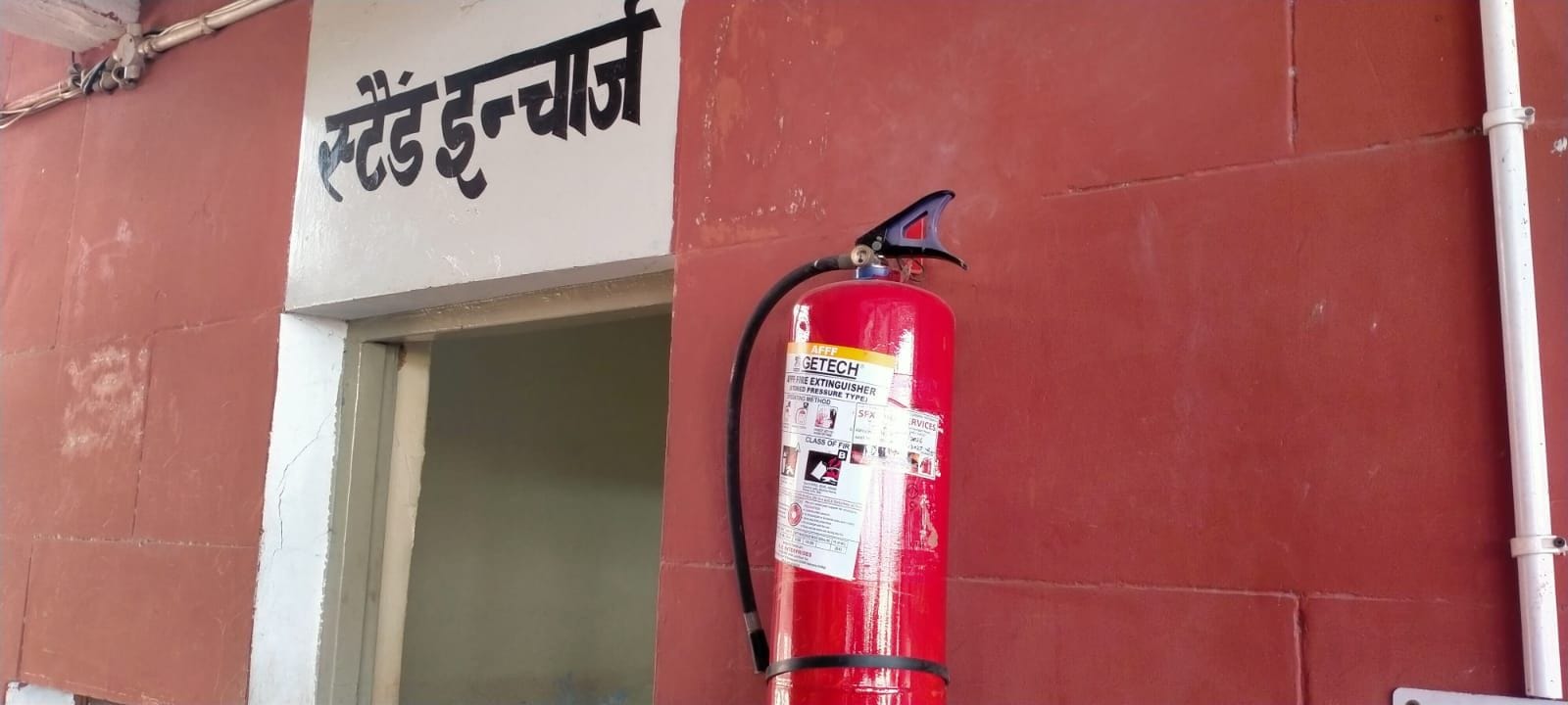 फोटो संख्या:67- महेंद्रगढ़ बस स्टैंड के इंचार्ज कक्ष के बाहर लगाया अग्निशमन सिलेंडर--संवाद