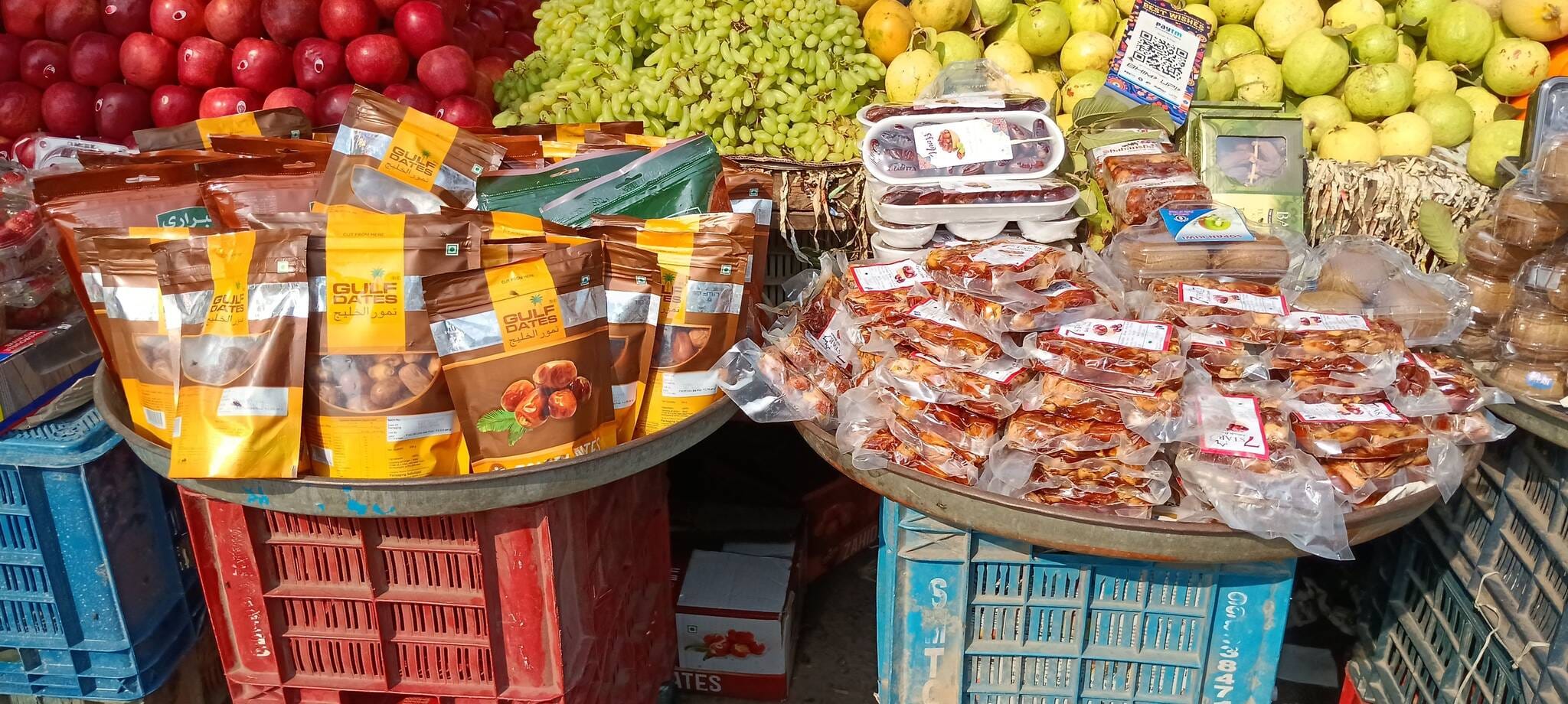 फोटो संख्या:73- सब्जी मंडी में दुकान में रखा खजूर---संवाद