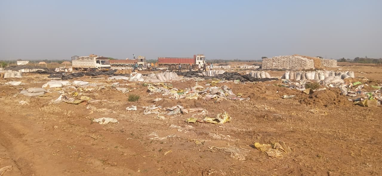 वर्तमान में संग्रहण केन्द्र में खराब धान पड़े है।