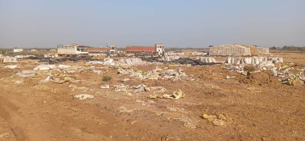 वर्तमान में संग्रहण केन्द्र में खराब धान पड़े है।