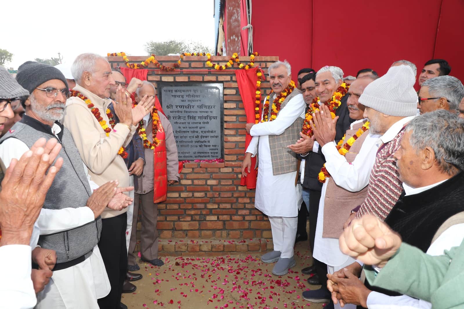 गांव अरनियांवाली स्थित गोपाल गोवंश गोशाला में शेड निर्माण का लोकार्पण करते हुए।