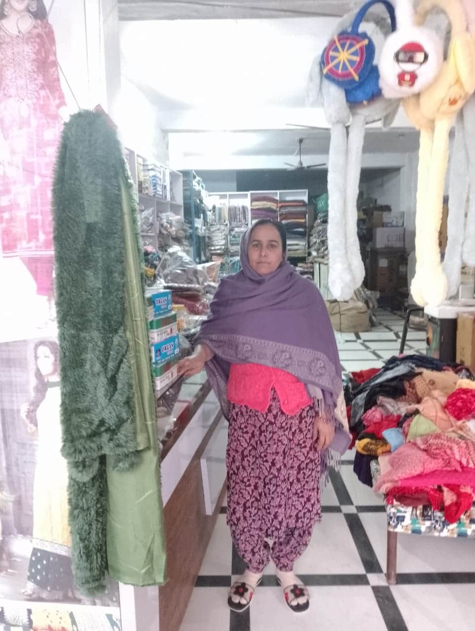 गांव बड़ागुढ़ा की रिंपी कौर अपनी दुकान पर। 