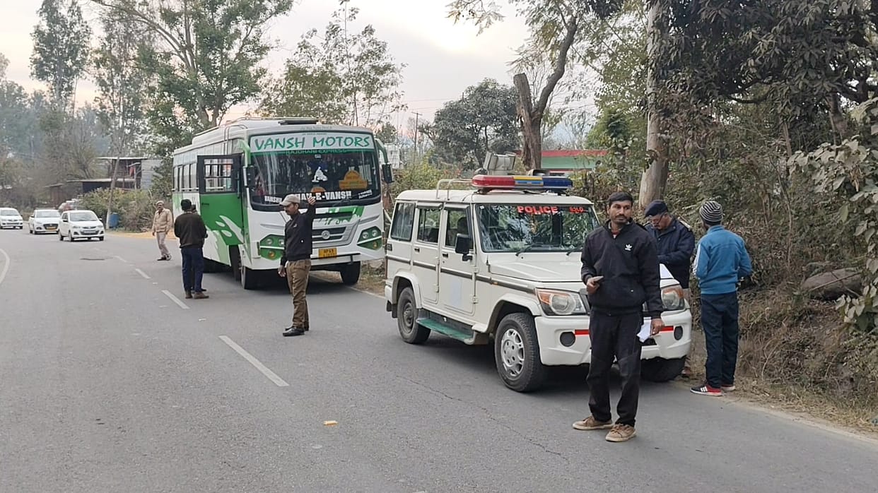 Police tightens its grip on the arbitrariness of private bus drivers in Ghumarwin