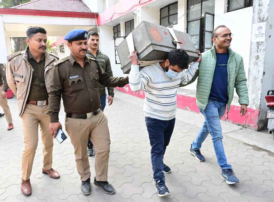 The theft in the posh colony was solved; a young man from Someshwar was arrested within 10 hours.