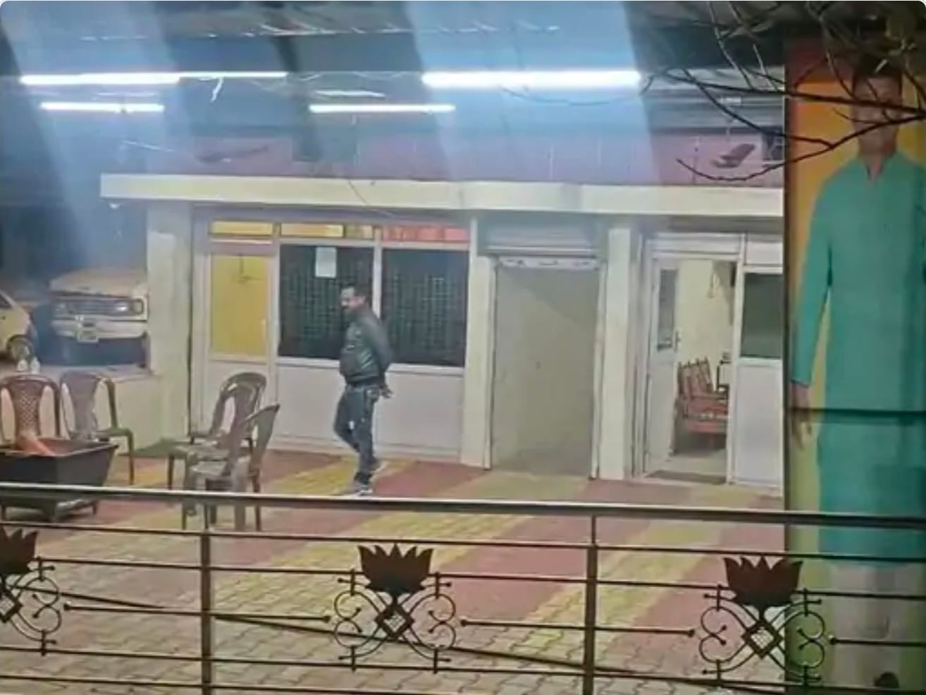 छापेमारी के दौरान टीम