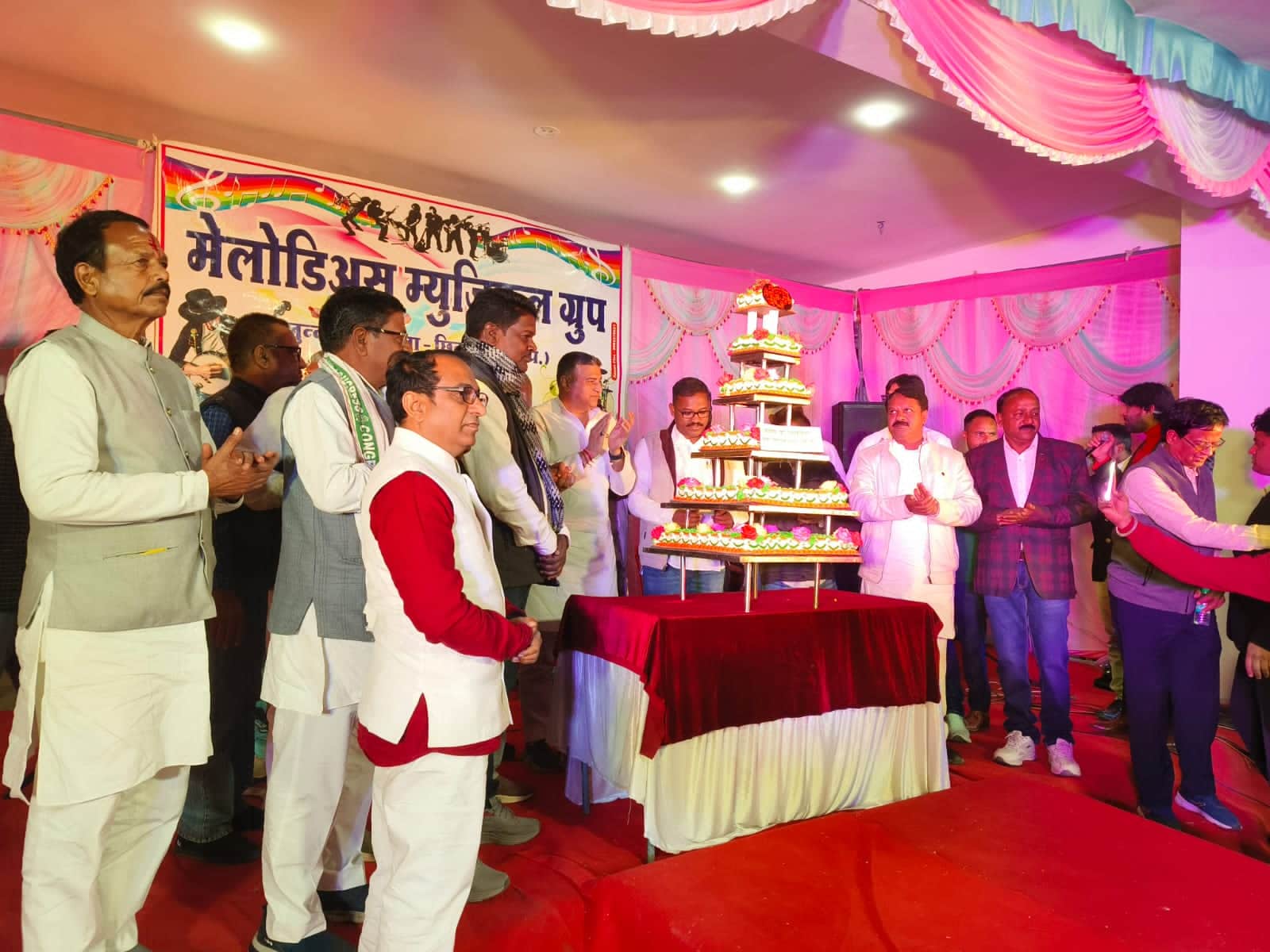 जश्न मनाते परिजन।