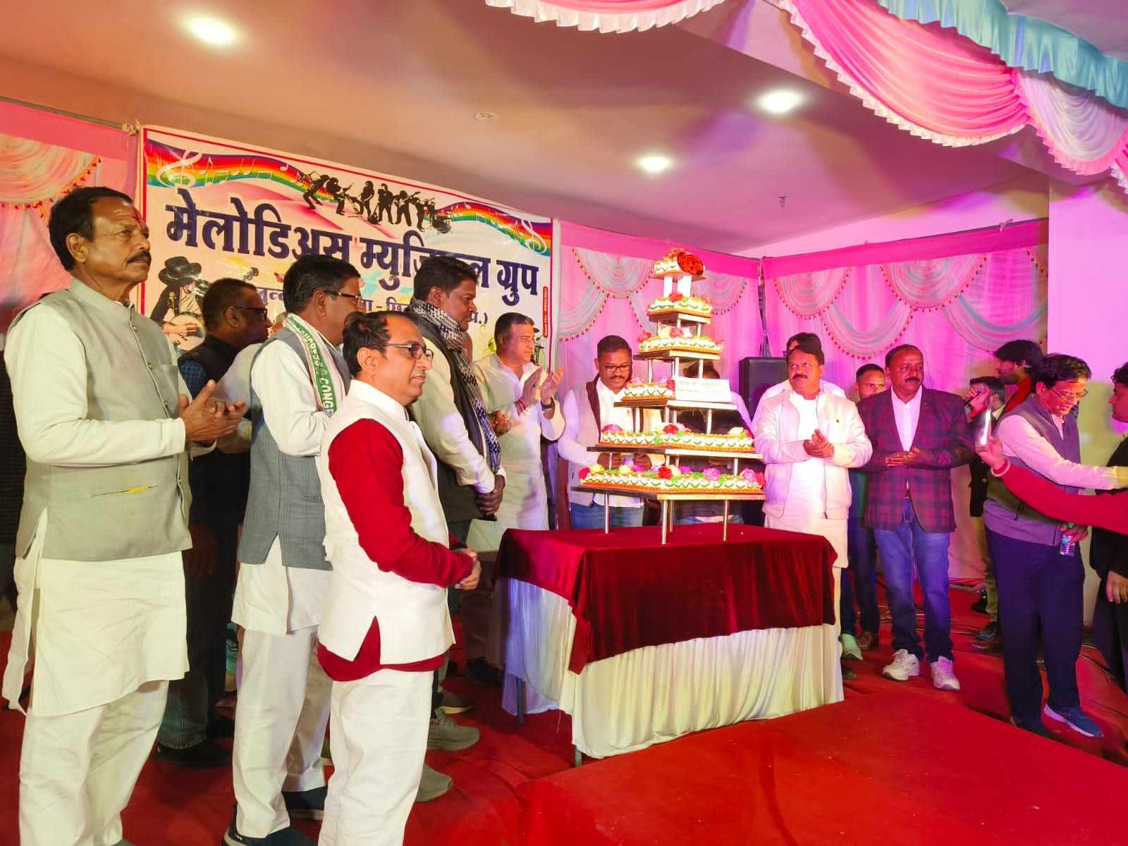जश्न मनाते परिजन।