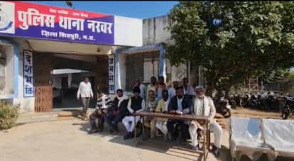 Shivpuri News: Protest against Congress district president Mohit Agarwal intensifies in Narwar.