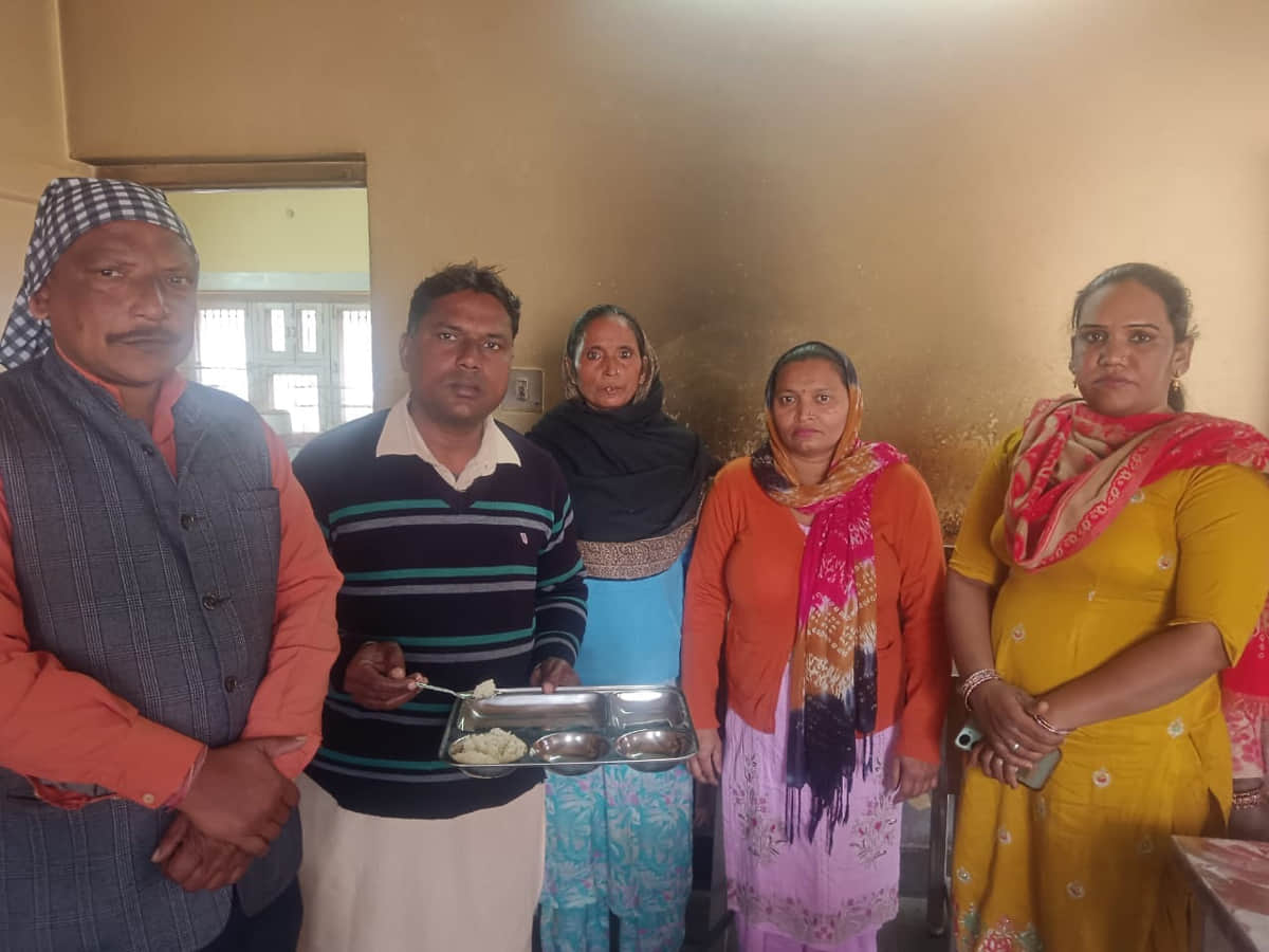 कालांवाली में कैंटीन में भोजन की जांच करते हुए कमेटी के सदस्य। 