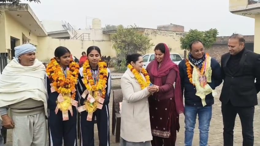 Two women wrestlers won medals in the National Wrestling Championship