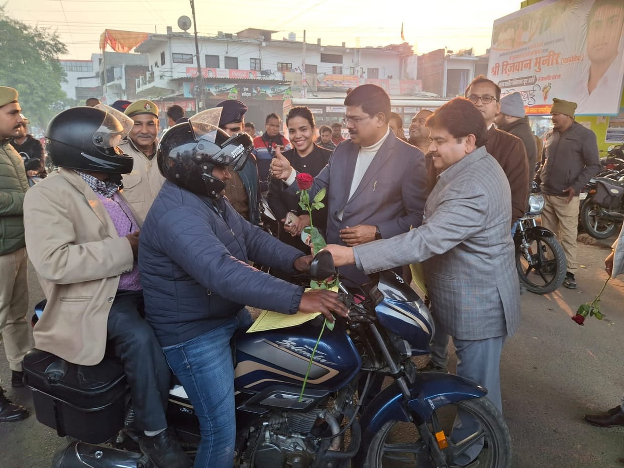 The Deputy Transport Commissioner distributed helmets.