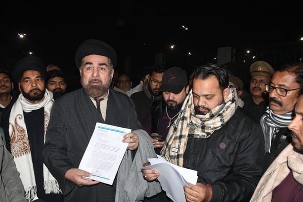 Maulana Jawad reached Lazeez Gali, protested