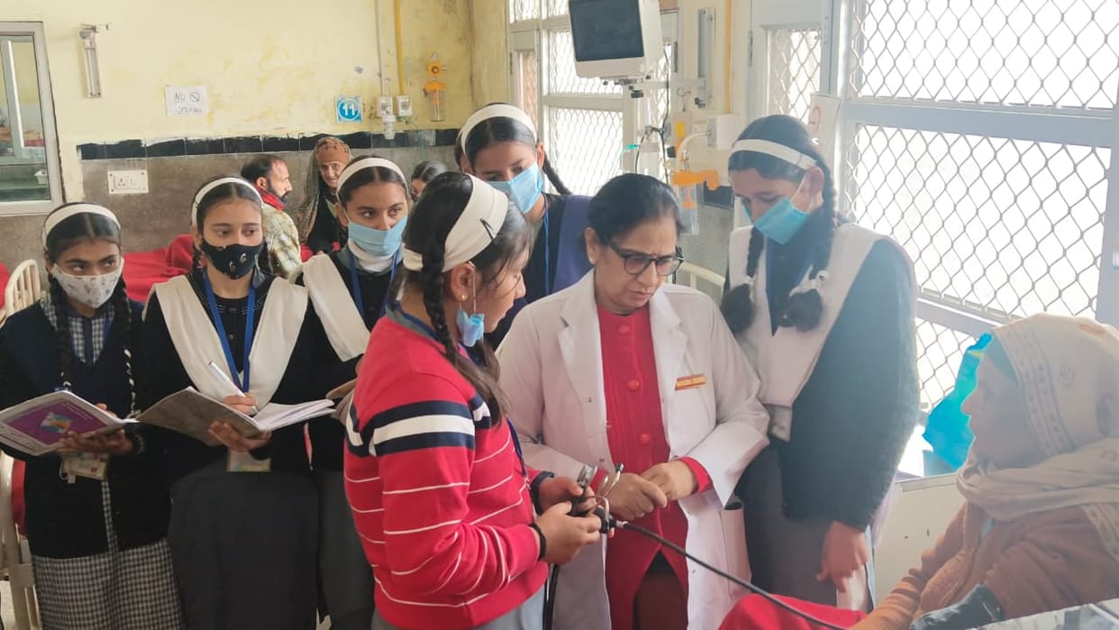 surla school students visit in nahan medical college