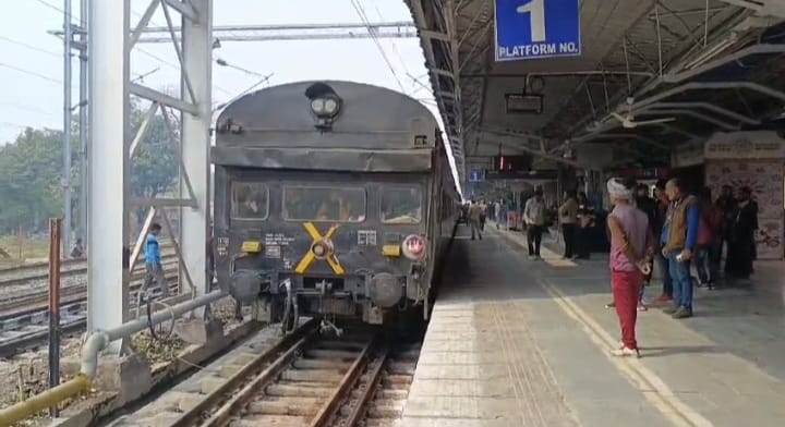 Bettiah bihar news Narkatiaganj Gorakhpur passenger train back on track today news in hindi