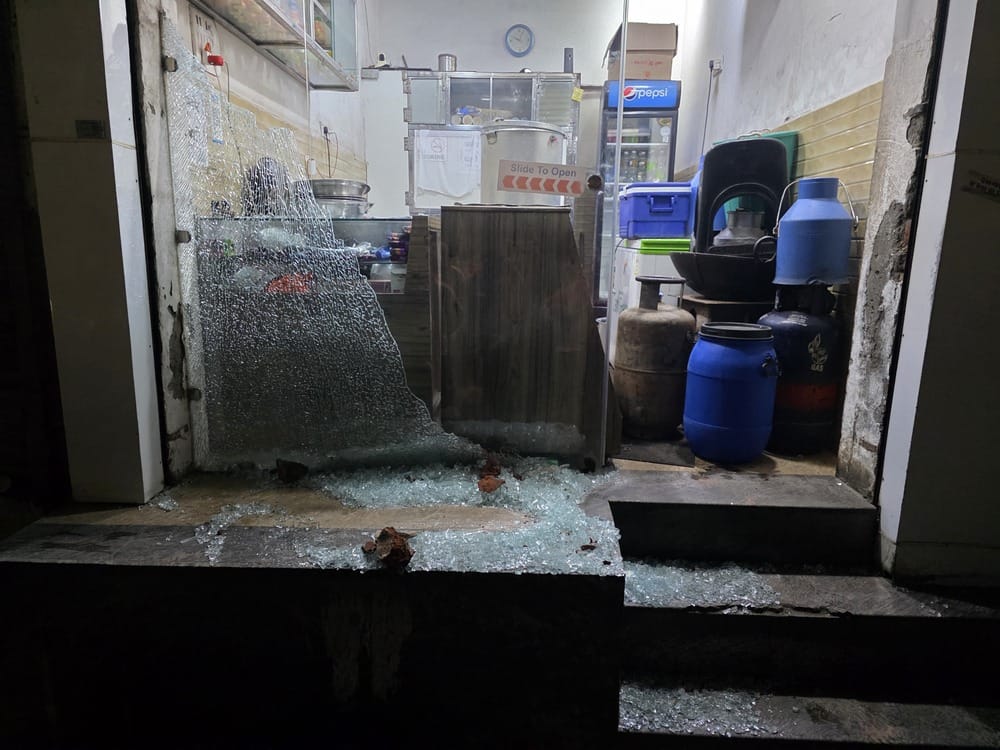 Bullying... Four youths vandalized a shop in the municipal market after being stopped from eating cheese.