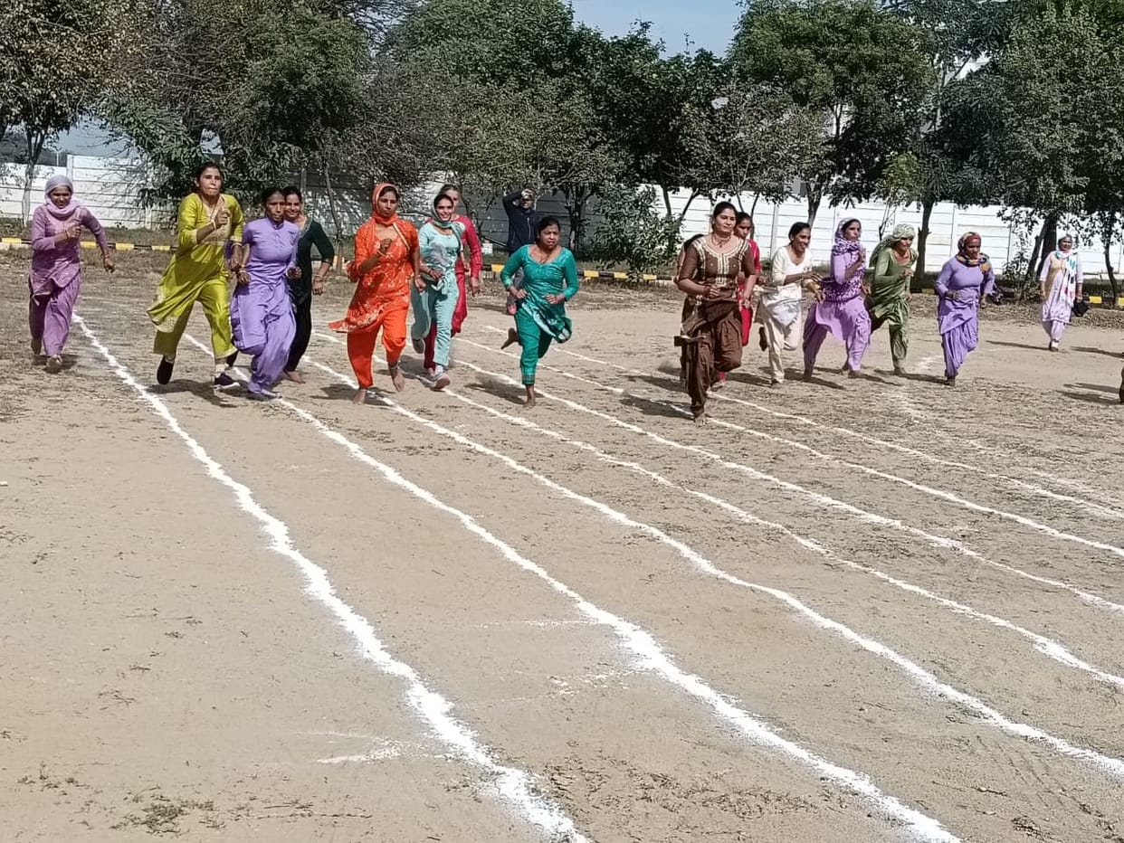 Sports: Last and Manisha first in 400 meter race