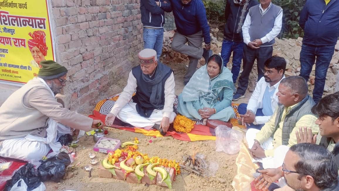 प्राथमिक स्वास्थ्य केंद्र धर्मापुर के पुनः भवन निर्माण का भूमि पूजन करते सुभासपा विधायक जगदीश न