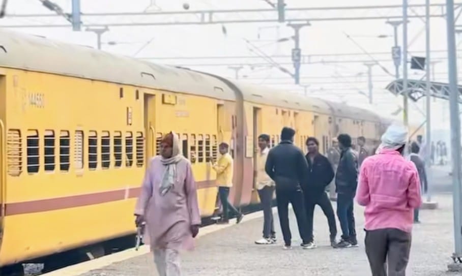 रेलवे स्टेशन पर खड़ी एटा आगरा फोर्ट पैसेंजर। संवाद