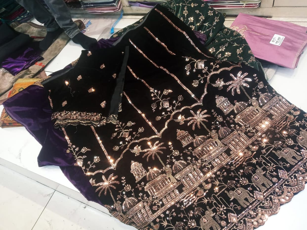 Velvet suits make a strong comeback in the market, old fashion picks up pace again