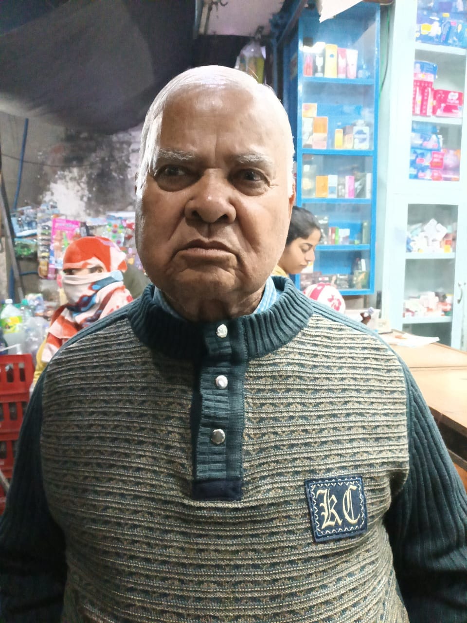 Elderly teacher Pooran is spreading the message of education in the society.