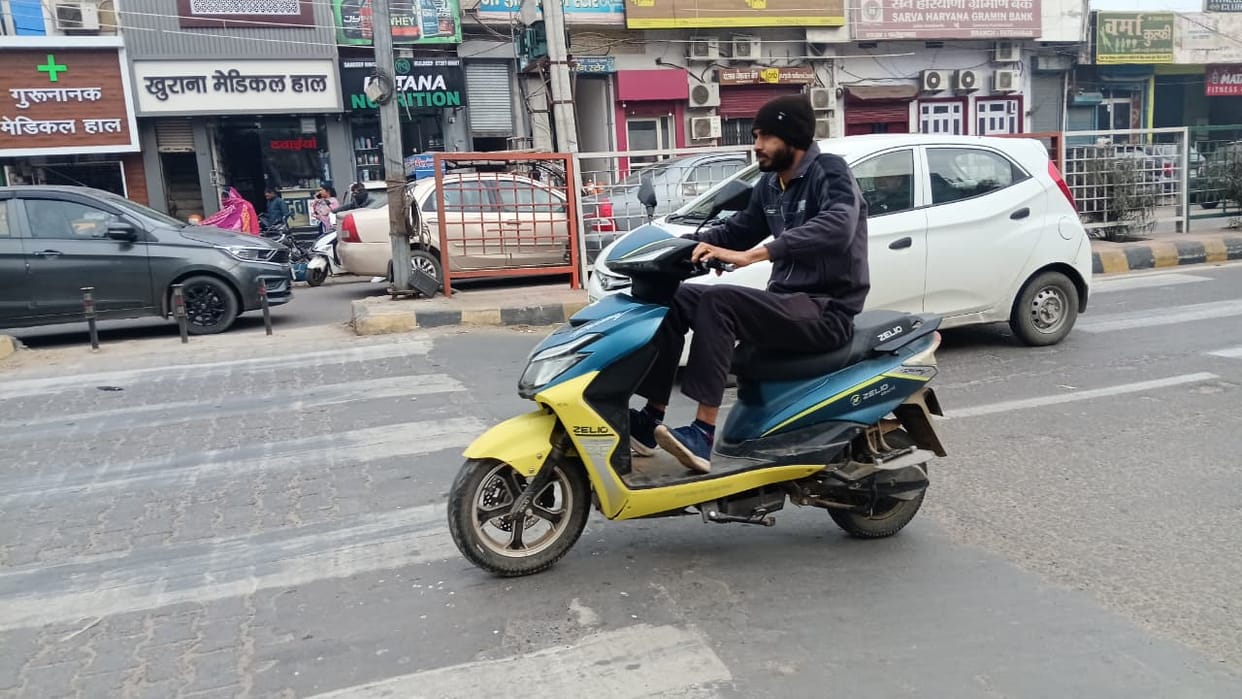No fear of challan, electric scooter riders avoid wearing helmets