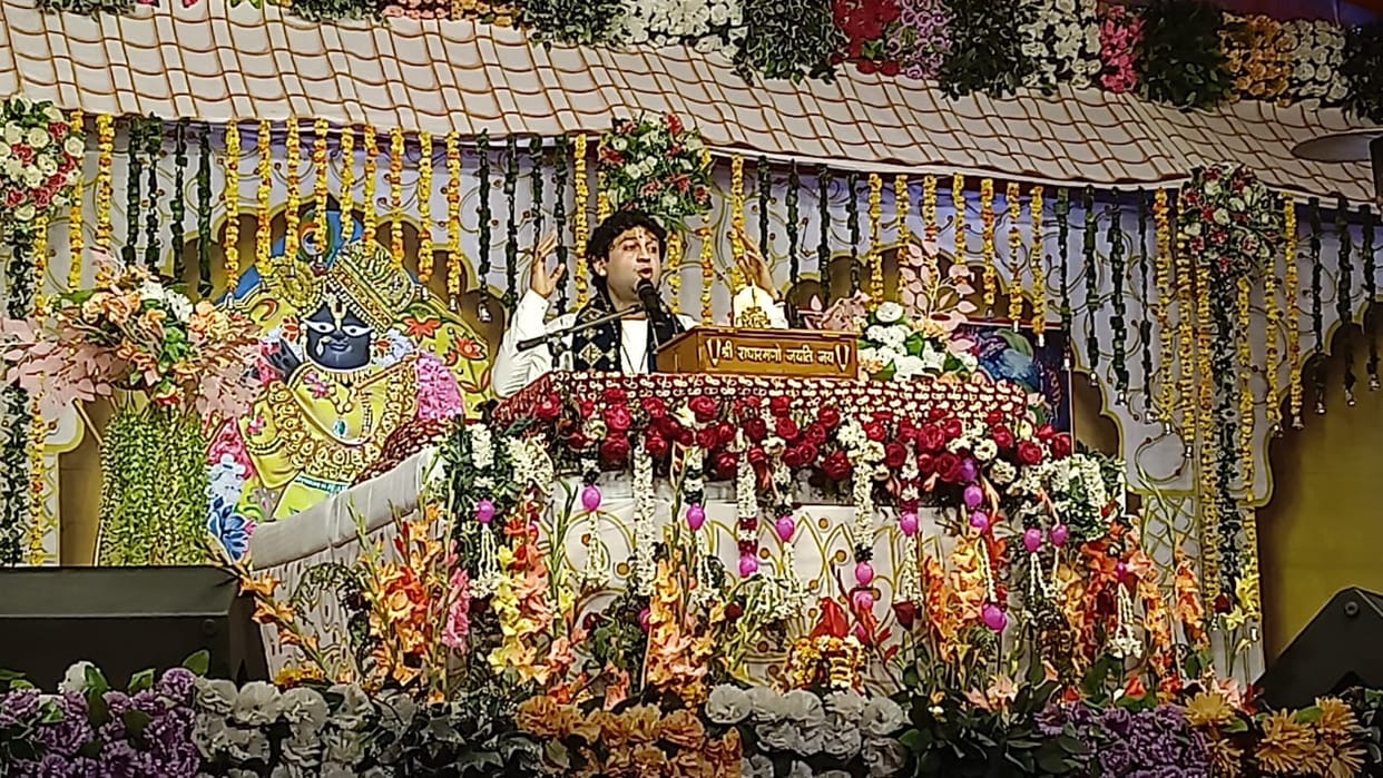 Devotees were thrilled to hear the stories of Maryada Purushottam Shri Ram and Shri Krishna.