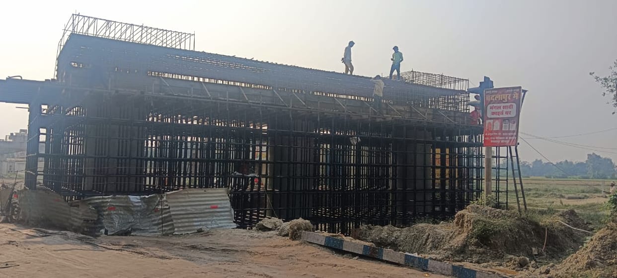 The construction of the flyover has closed the Prayagraj-Shahganj road, causing traffic congestion on the Jaunpur road.