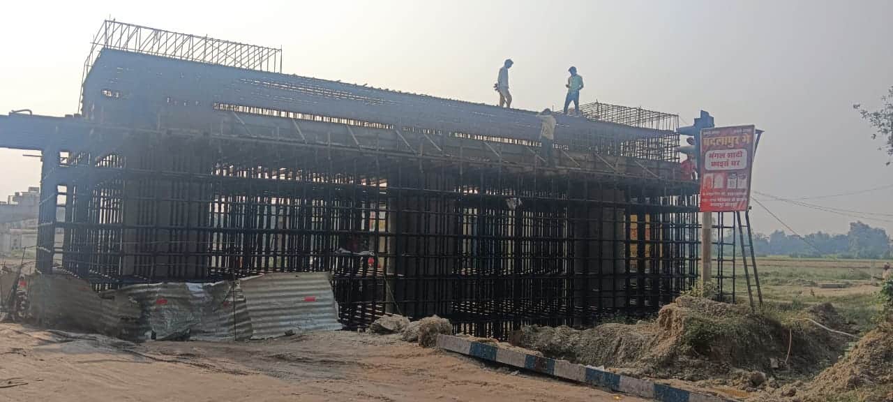 श्रीकृष्ण नगर रेलवे स्टेशन के समीप निर्माणाधीन फ्लाई ओवर। संवाद