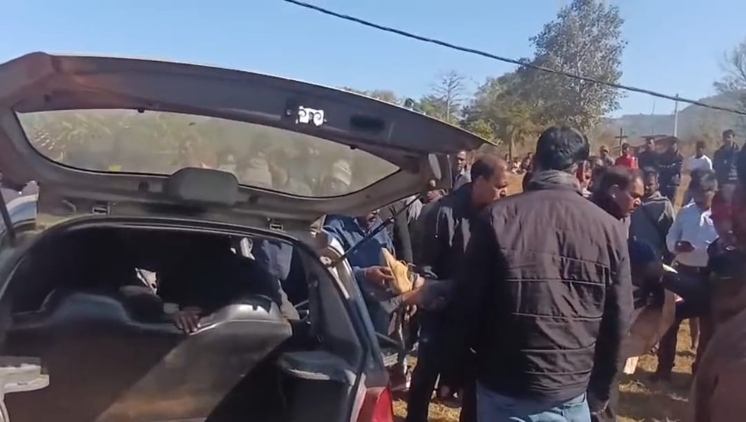 दुर्घटना में घायल को निकालते लोग