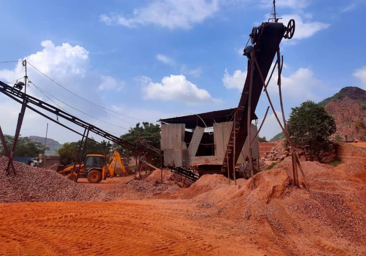 Mining and crusher units in the district will be shut down as soon as GRAP-3 is implemented, affecting 25,000 people.