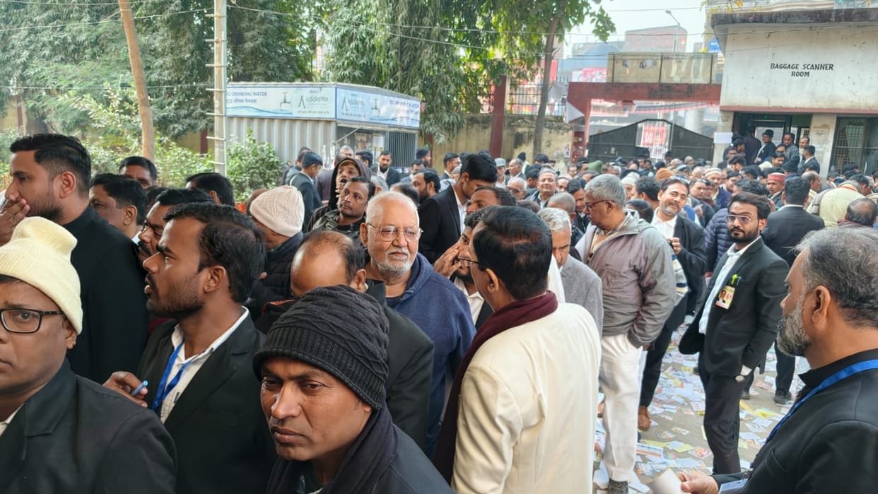 687 advocates cast their votes on the first day of the Bar Council elections.