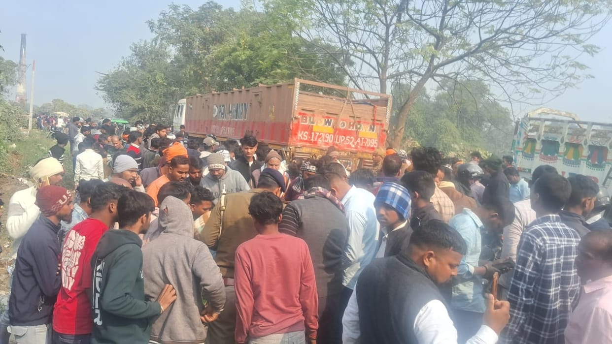 Friends who went to their aunt's house with Khichdi were crushed by a truck loaded with sand and died.