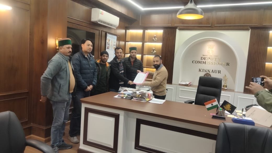 Joint Patwari and Kanungo Association Kinnaur submitted a memorandum to the Deputy Commissioner