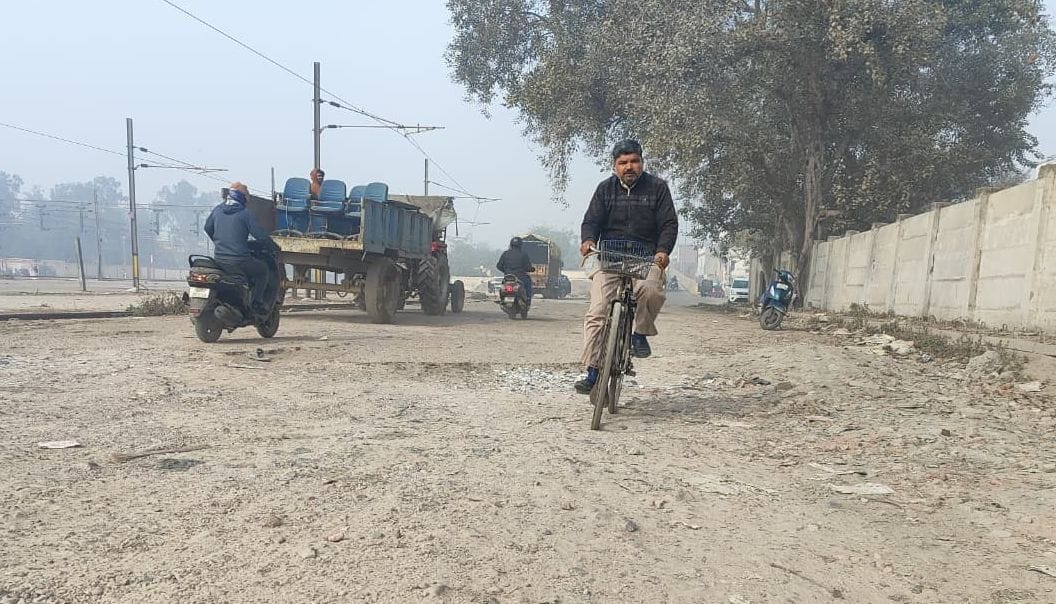 Malgodown Road is in a dilapidated condition, with neither the municipal corporation nor the railway taking responsibility.