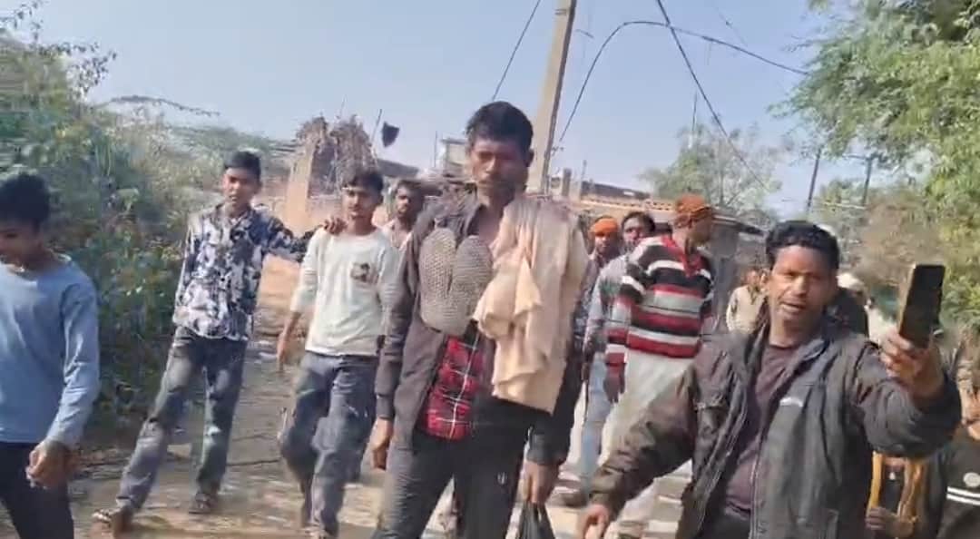 आरोपी को पहनाई जूतों चप्पलों की माला