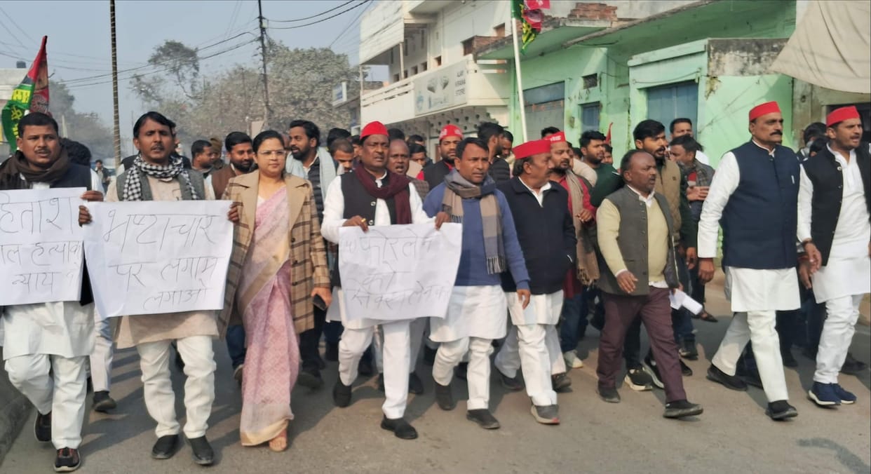 SP leaders who were going to submit a memorandum to the CM were stopped by the police.
