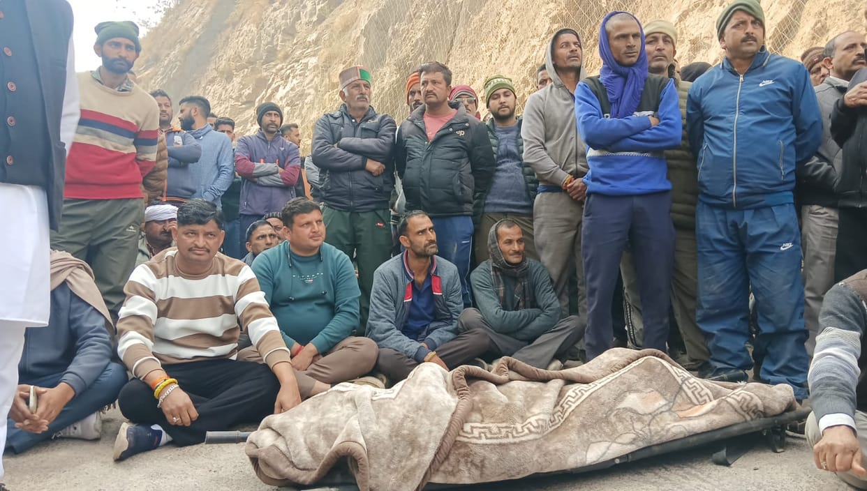 Baghchal accident: People enraged over the death of the driver, staged a protest by keeping the body.