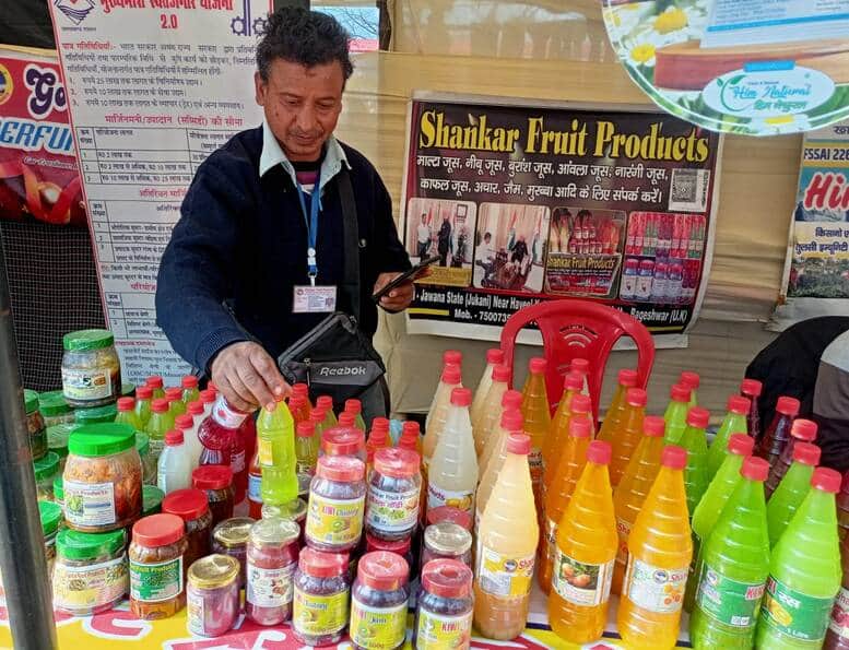 बागेश्वर के नुमाइशखेत मैदान में शंकर फ्रूट प्रोडेक्ट के स्टॉल में लनगे उत्पाद। संवाद