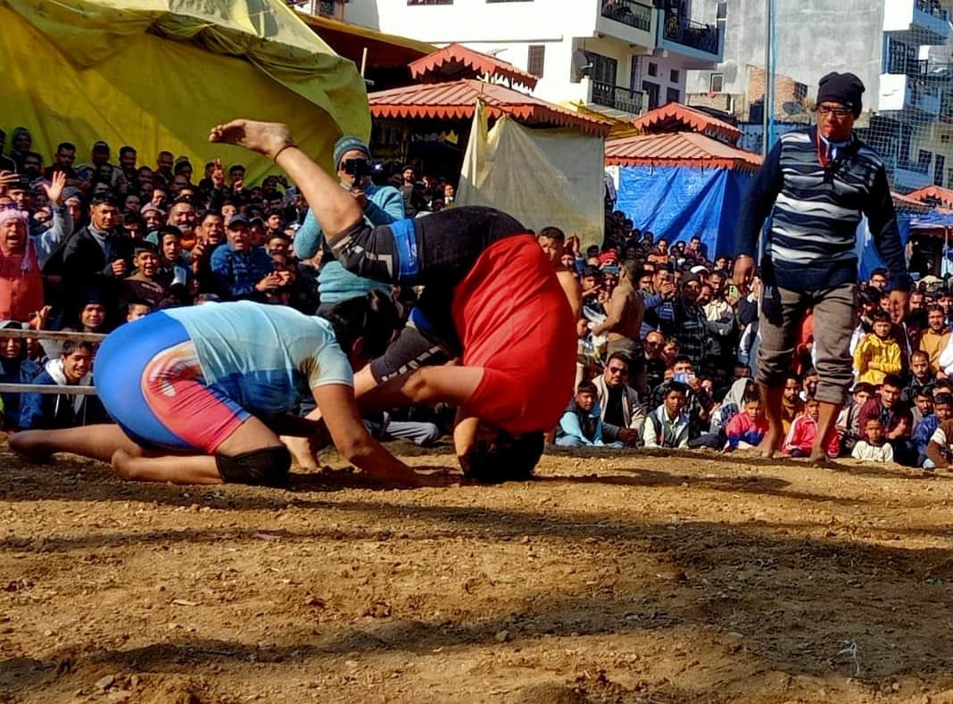 बागेश्वर के सरयू बगड़ में आयोजित दंगल में कुश्ती के दांव-पेंच दिखातीं महिला पहलवान। संवाद