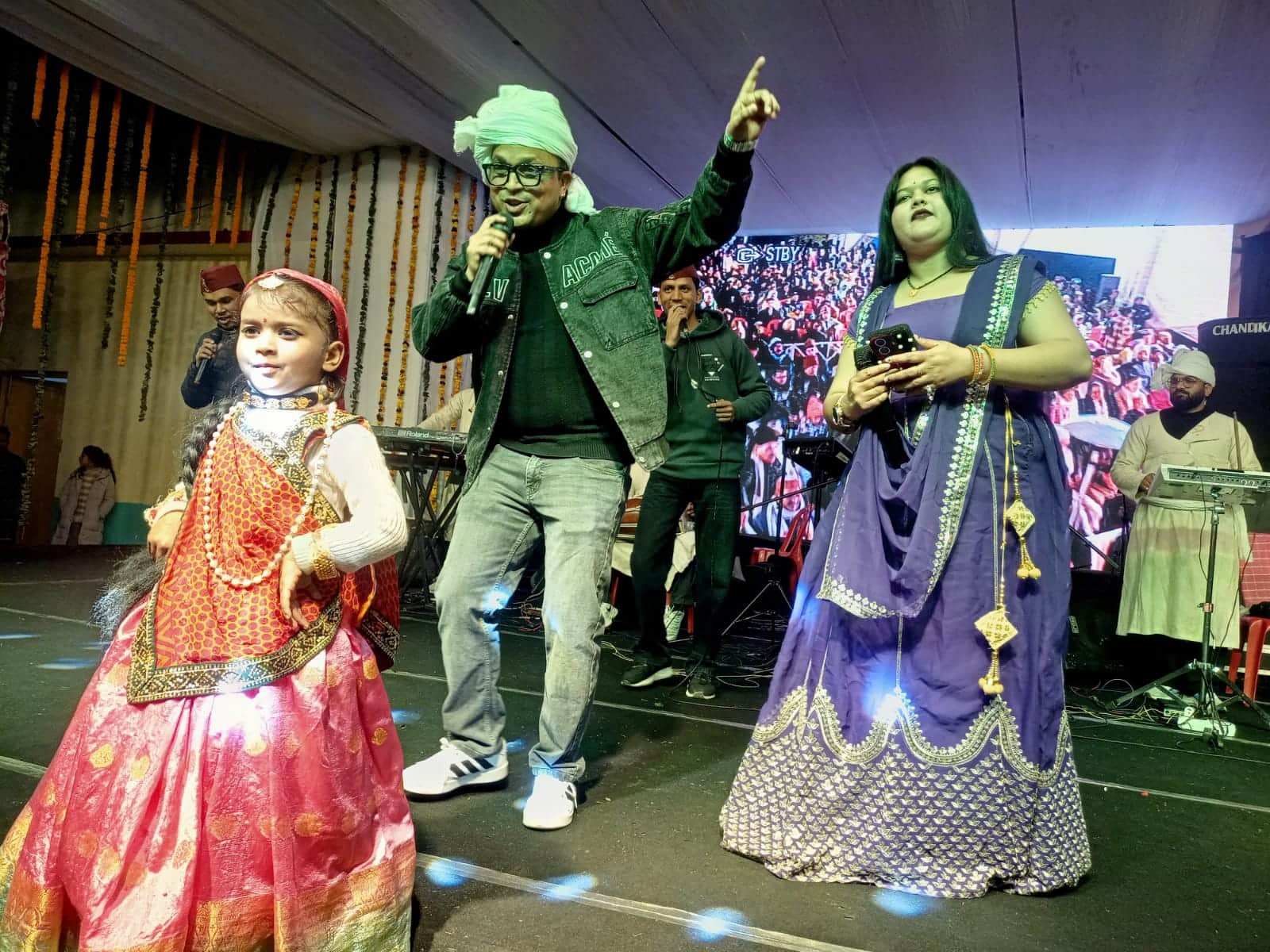 बागेश्वर के उत्तरायणी मेले में स्टार नाइट के दौरान प्रस्तुति देते कैलाश कुमार और दीपिका राज।