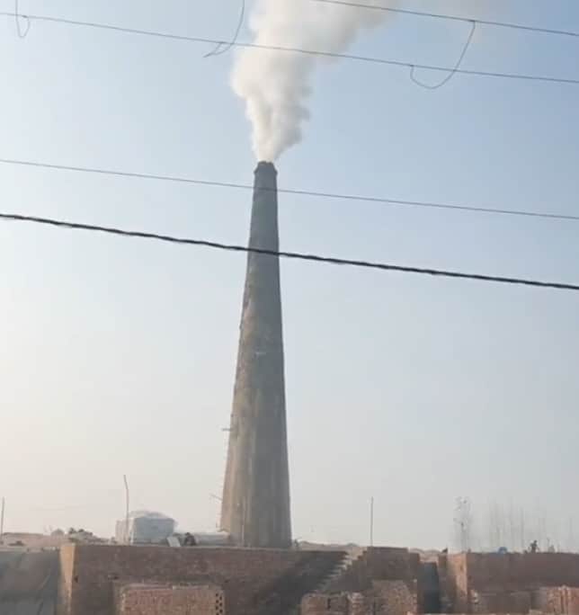 भालसा इसापुर में धुआं उगलता ईंट भट्ठा। 