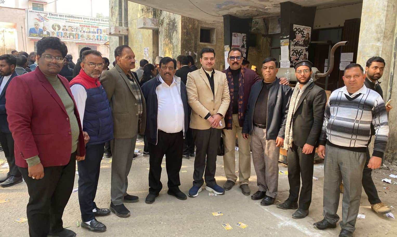 बिजनौर जजी में बार कौसिंल के चुनाव के लिए मतदान करने पहुंचे अधिवक्ता। स्रोत अधिवक्ता।