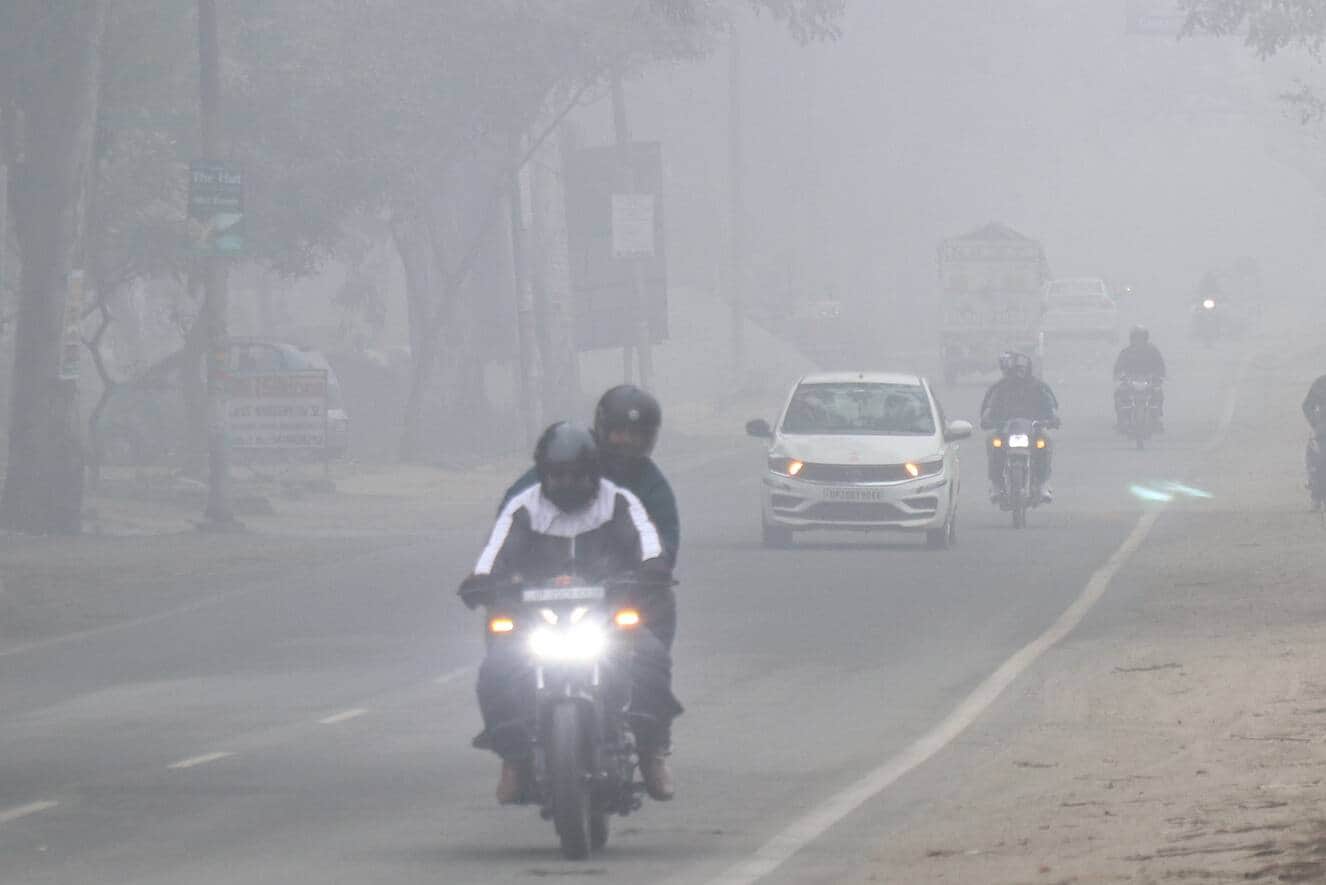 बिजनौर में शनिवार की सुबह छाए कोहरे से निकलते वाहन। संवाद