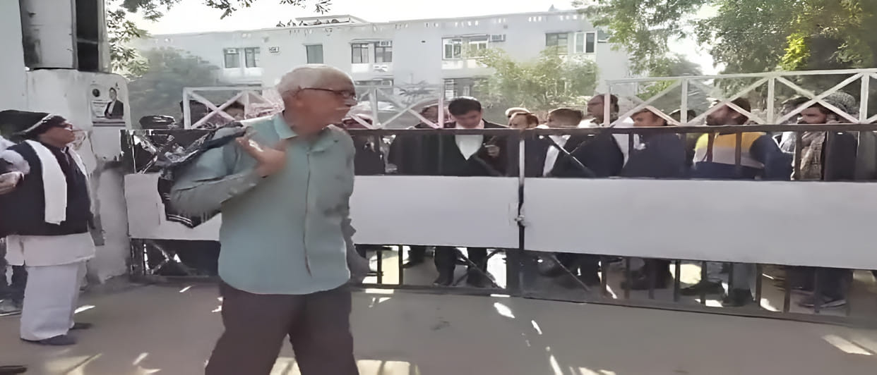 The elderly man locked the gate of the Bar Association.