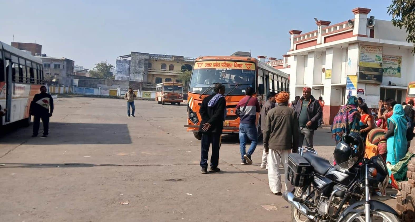  बस स्टेशन परिसर में इंतजार करते यात्री। संवाद