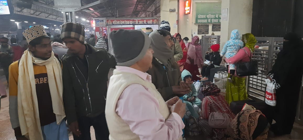 Due to fog, New Delhi Darbhanga Clone Special 17 and Gorakhdham Superfast were delayed by 10 hours.