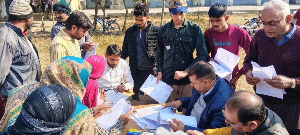 Get new voters to fill out forms to register their votes.