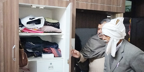 A woman went to a religious gathering and 6 tolas of gold jewellery was stolen from her home