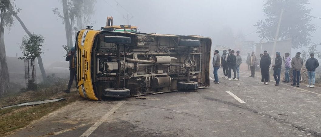 ढेबरुआ थाना क्षेत्र के मदरहिया गांव के पश्चिम एनएच पर पलटी हुई स्कूली बस। संवाद