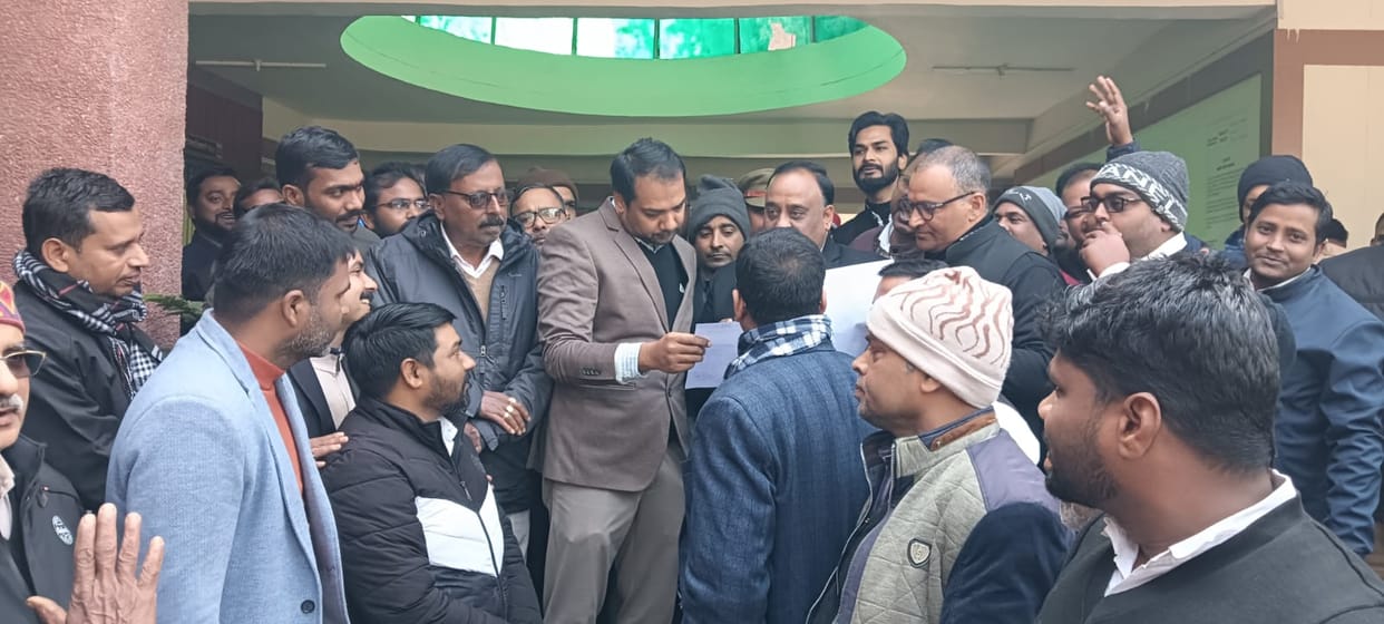 The lawyers protested and submitted a memorandum to the Sub-Divisional Magistrate.